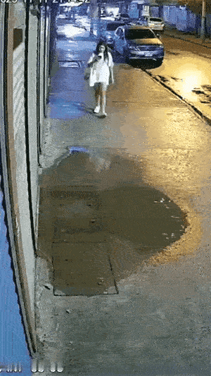 手机坑人？明明是走路看手机的坏习惯坑惨了自己！小姑娘只顾低头刷手机，不仅