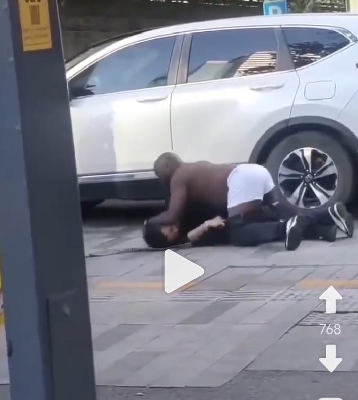 非洲人行骗到中国来了。某地街头，一汉子和非洲人在一块扭打。汉子不敌身体肥硕的非