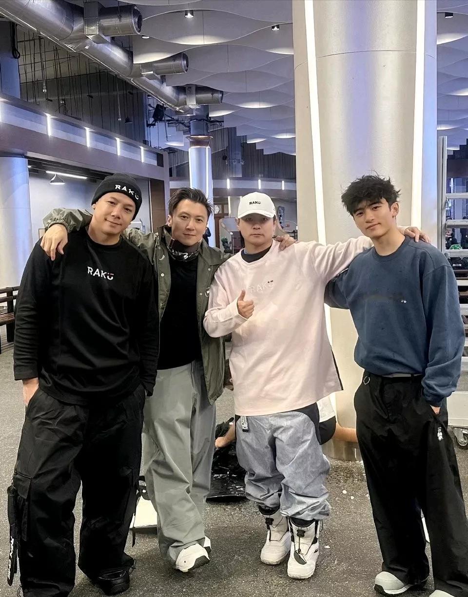 这才是谢霆锋最大的成功！一张谢霆锋与大儿子Lucas同框合影公开，一字排开，