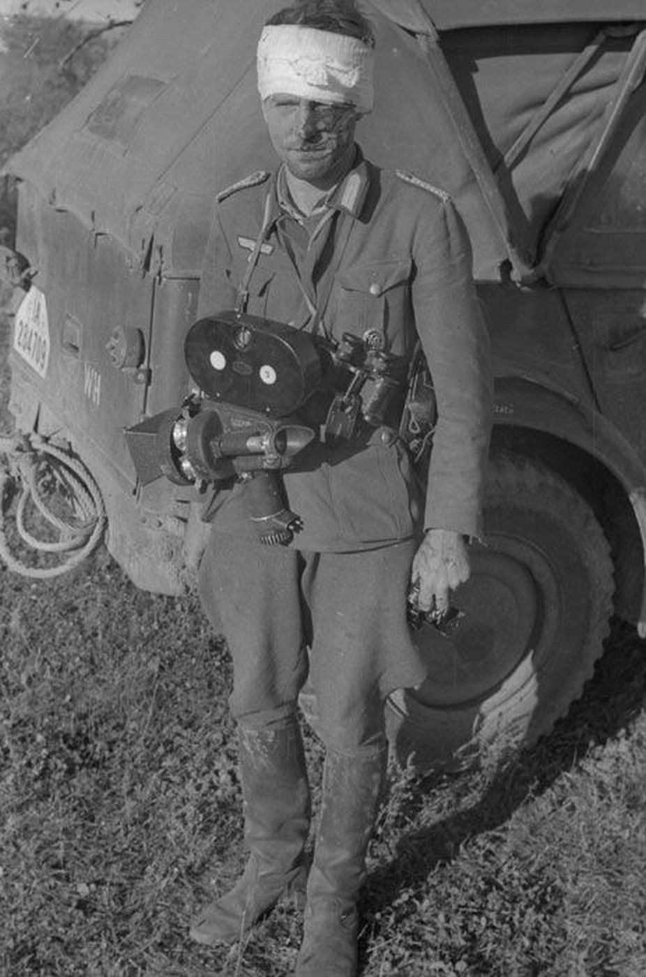 1941年9月6日，德国国防军前线通讯员头部受伤后从前线撤离。