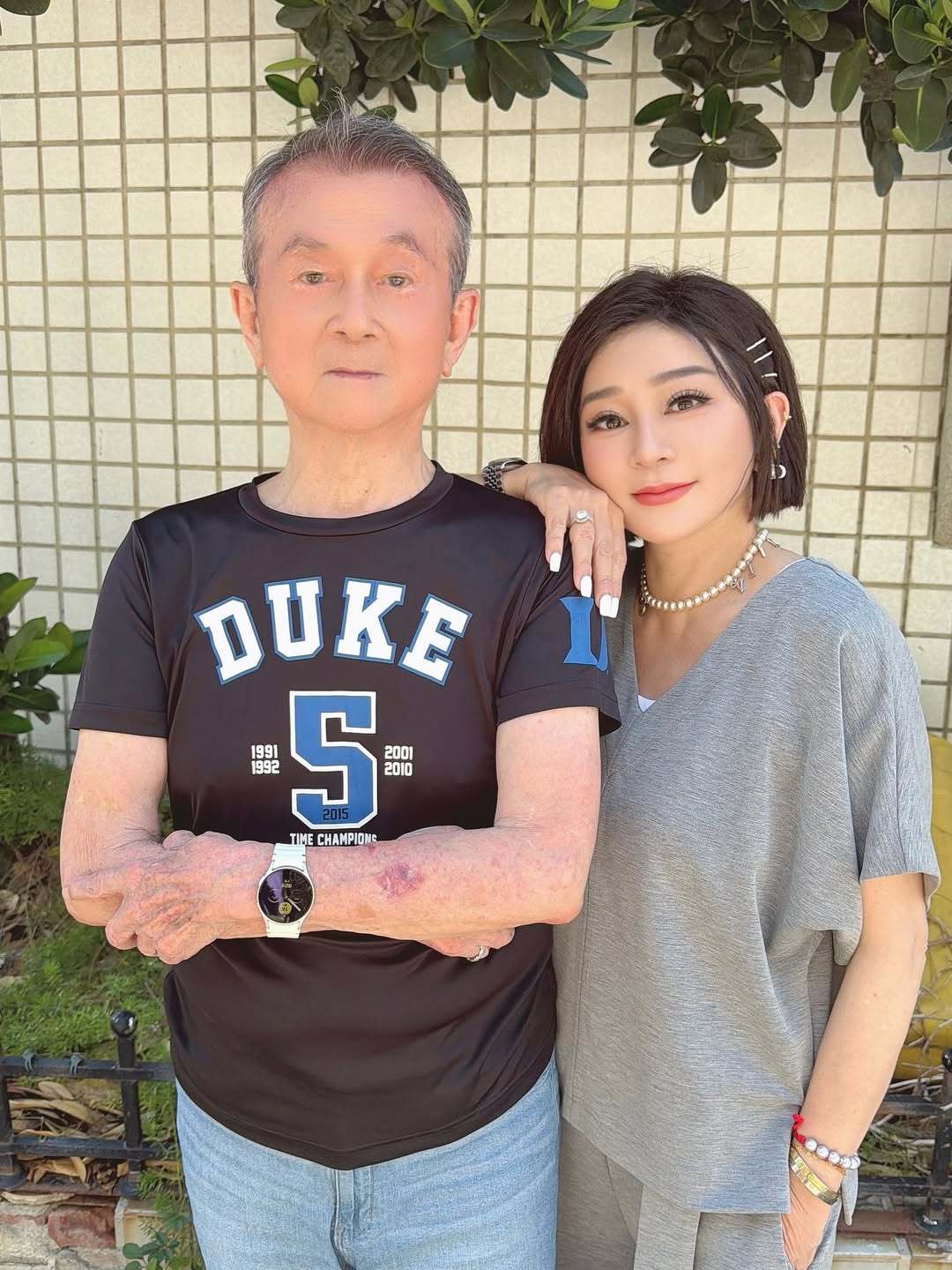 讲真！彩桦姐家族基因蛮好的诶！两个女儿原生脸就挺漂亮的，89岁的爸爸看起来也很可