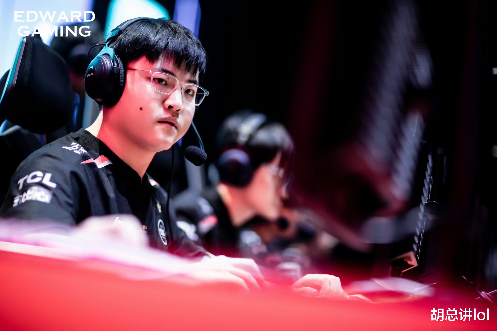 LOL: EDG更换对战LGD首发名单, fofo韩服改名表达不满, 凭什么啊