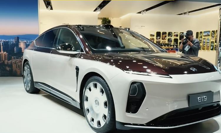 和一位修车师傅聊天，他的一句话令我十分震撼，他说油车只有三种车，一种是丰田