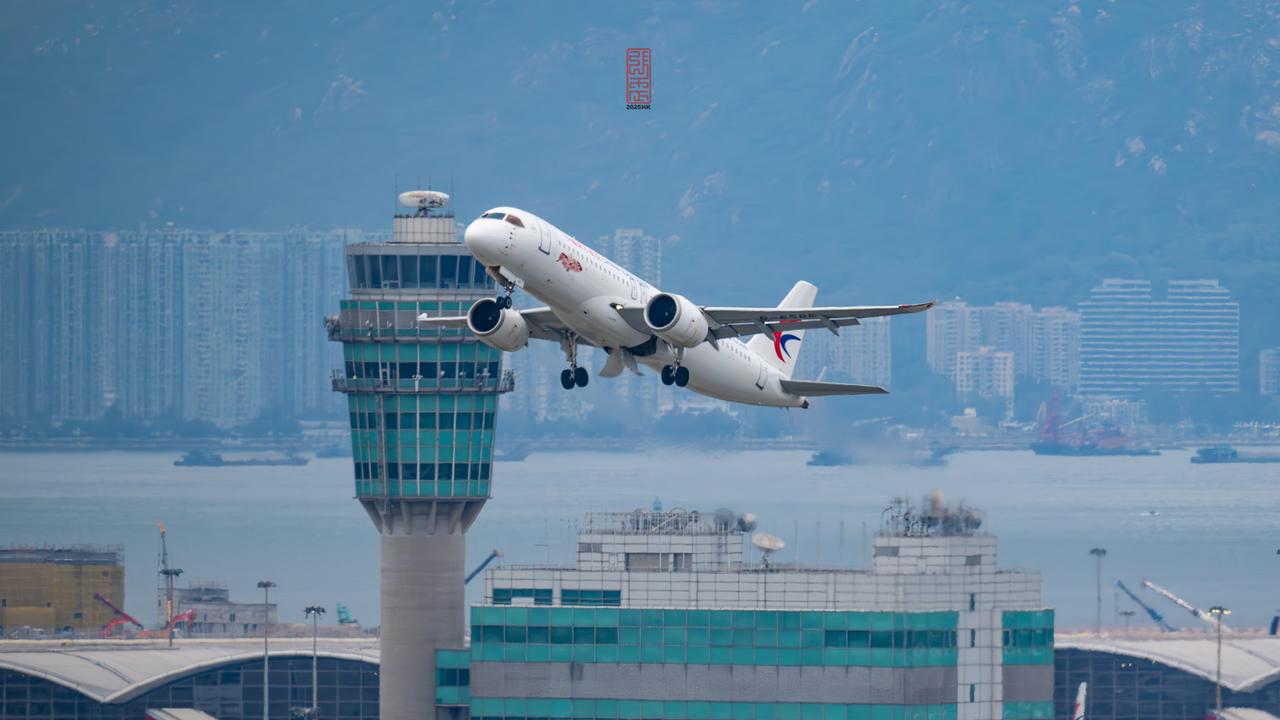 “商飞”C919飞跃香江！特地在“机迷圣地”拍摄到了我们的C919在香港机场起飞