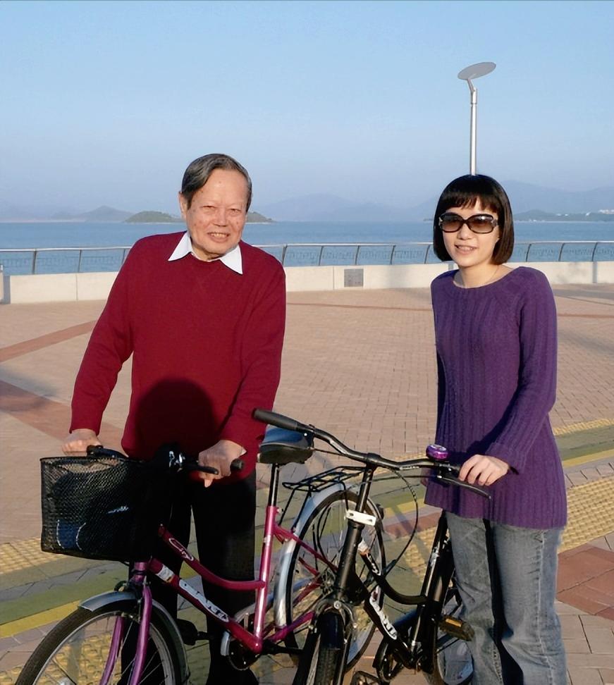 49岁翁帆未来如何？其实先生生前早已为她铺好了前路。杨振宁先生离世后，