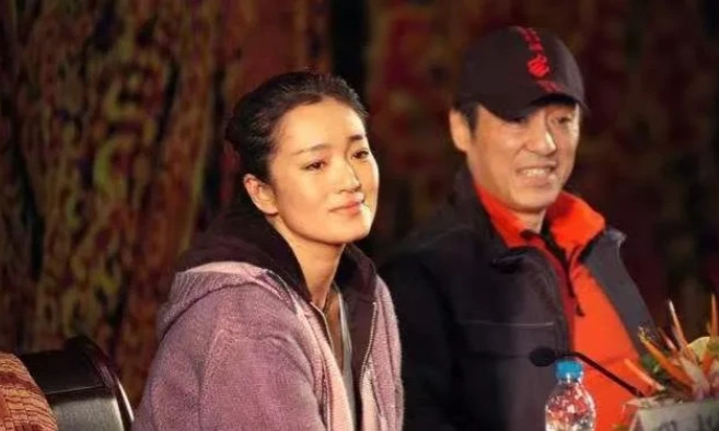 1997年，张艺谋父亲去世，回家奔丧时，女儿张末含着泪说：“爸爸，我希望你和妈妈