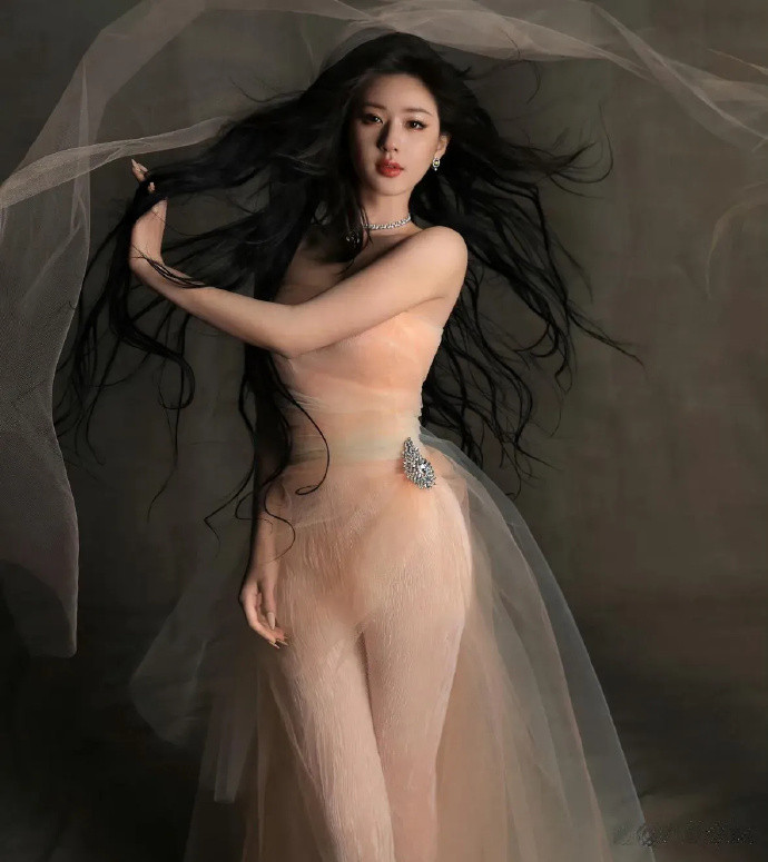 赵露思这次真的是美出圈了，财阀千金既视感，这才是娱乐圈里真正的“大小姐”啊！​