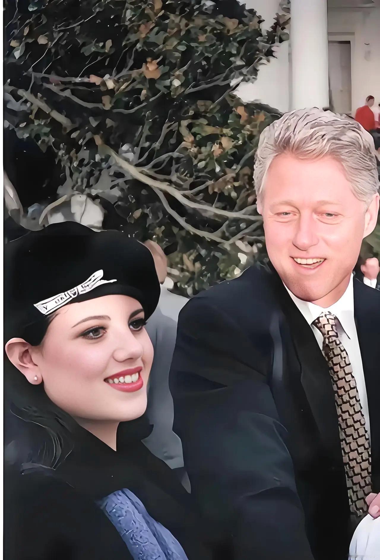 美国历史上最罕见的一幕来了，美国前总统克林顿和夫人希拉里低头了。一个美国前总