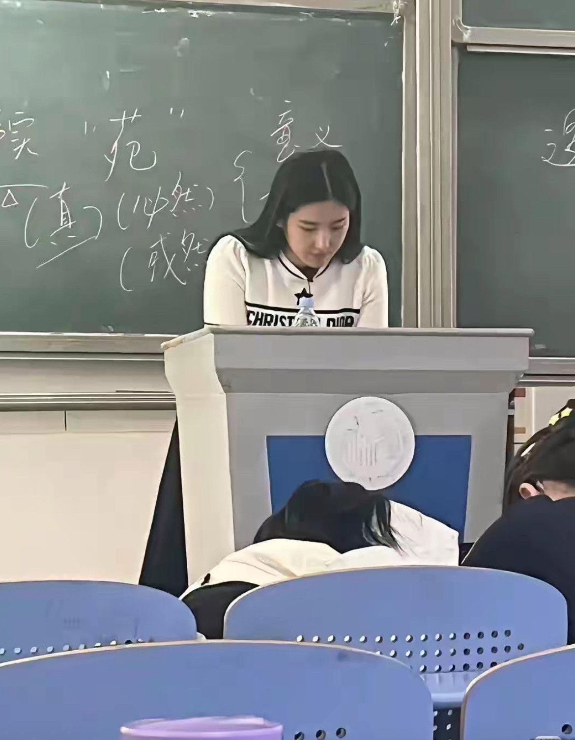 天呐这也太像刘亦菲了，上课谁还能认真听讲啊​​​