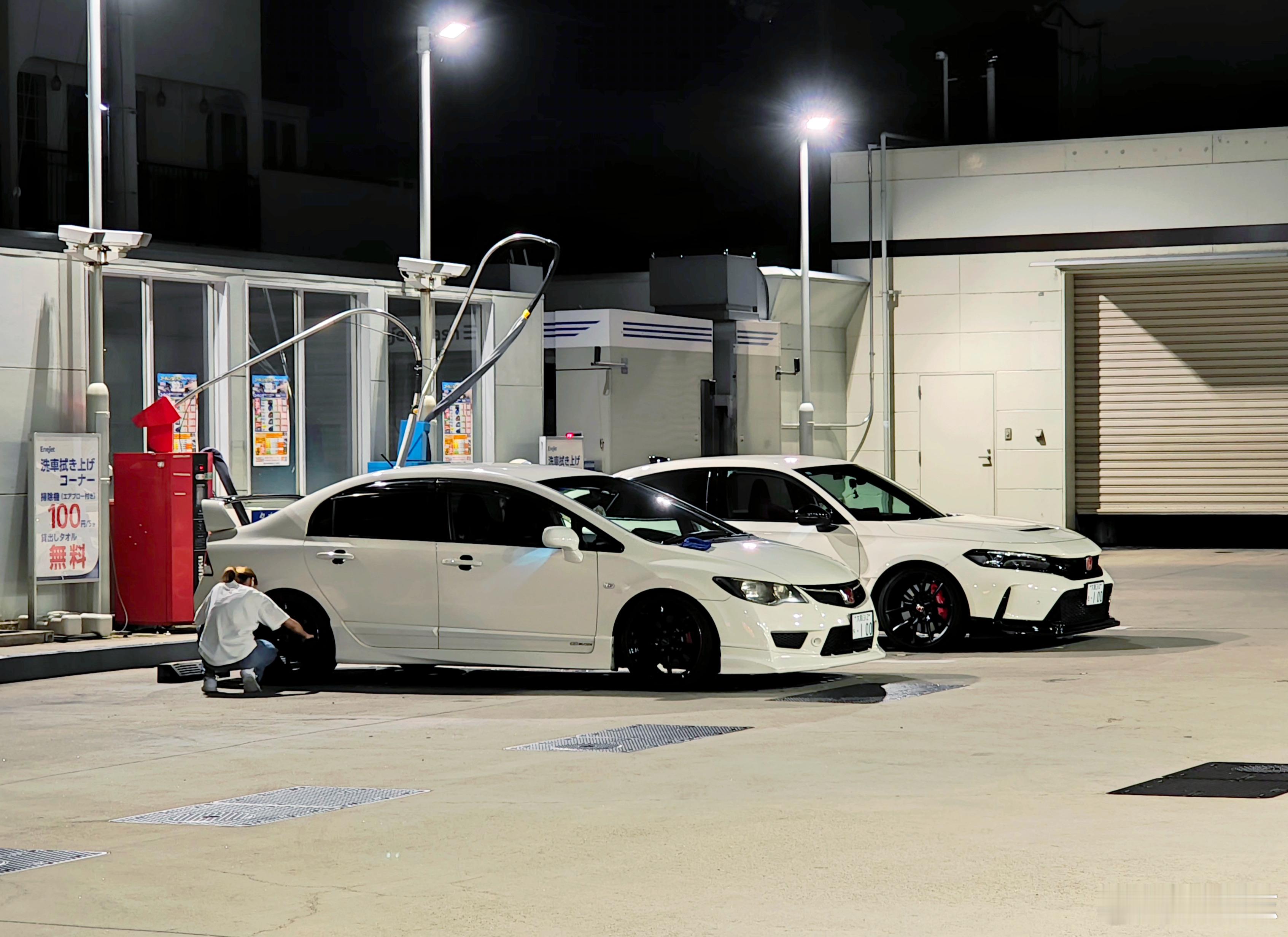 型车街拍加油站偶遇两台白色本田TypeR，一台FD2，一台FL5。看着像是深
