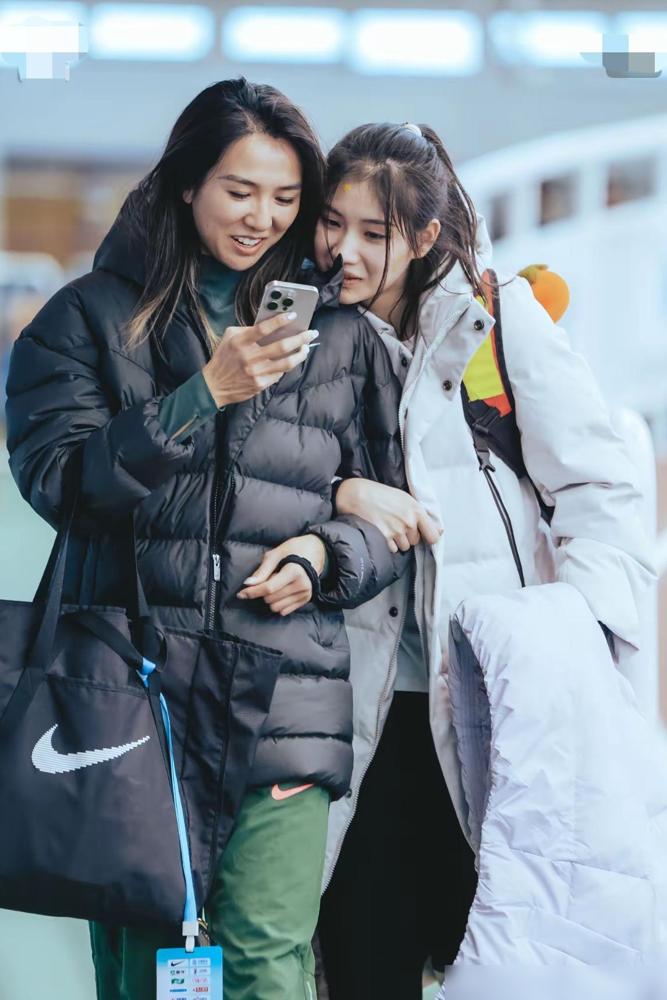 夏思凝和林雨薇的关系是真好，场上是对手，场下是朋友，两人在一起几乎都是笑眯眯的，