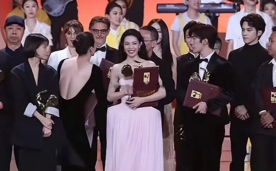 难评，钟楚曦对C位是有什么执念吗？金鸡奖最后大合照又站在最佳女主和最佳男主中间…