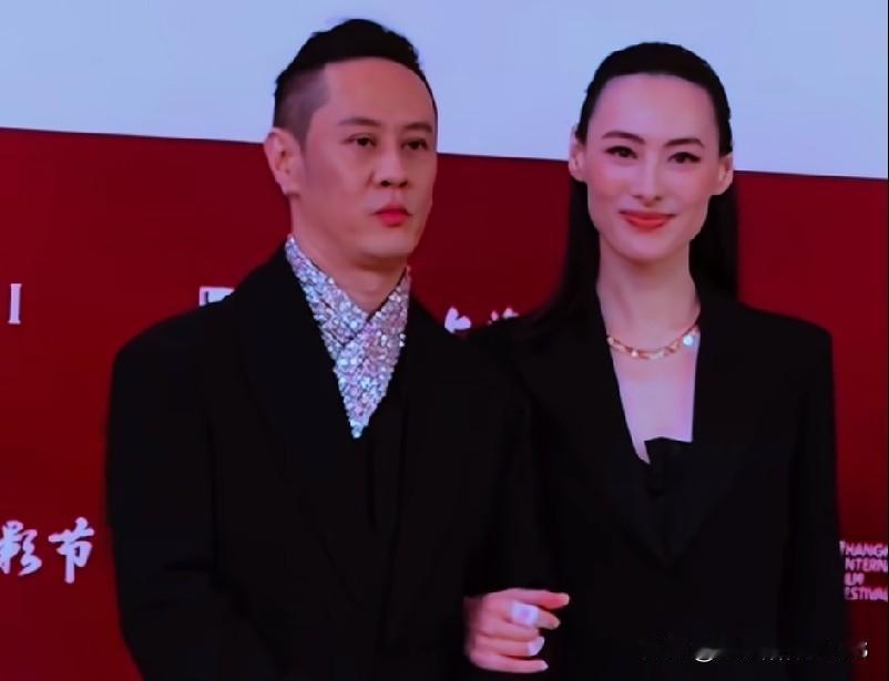 梁洛施那气质着实耐人寻味，不刻意讨好，也不强行做作，和刘亦菲有几分相似，自带一种