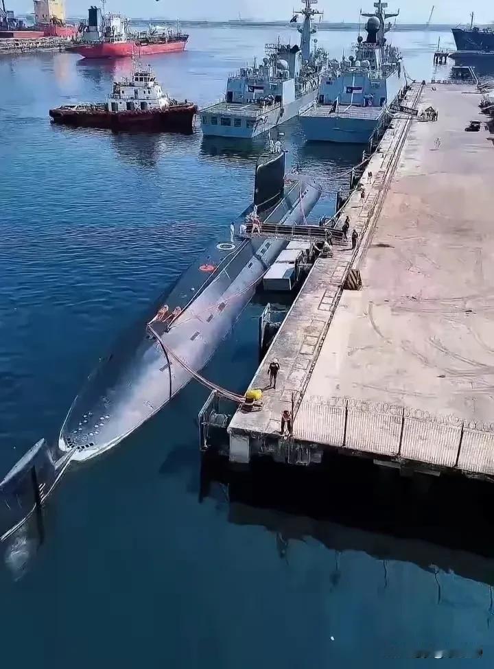 巴基斯坦海军刚刚从中国海南三亚接收了一艘麒麟级潜艇，巴基斯坦将其称之为“汉果尔”