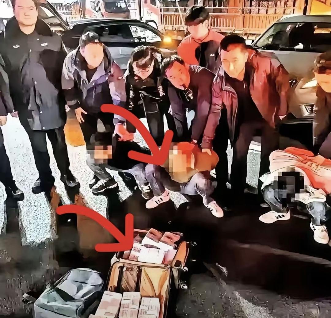 泰州海陵区一个小年后的下午，有人抢走197万现金。不是电影，是真事。钱还没来得及