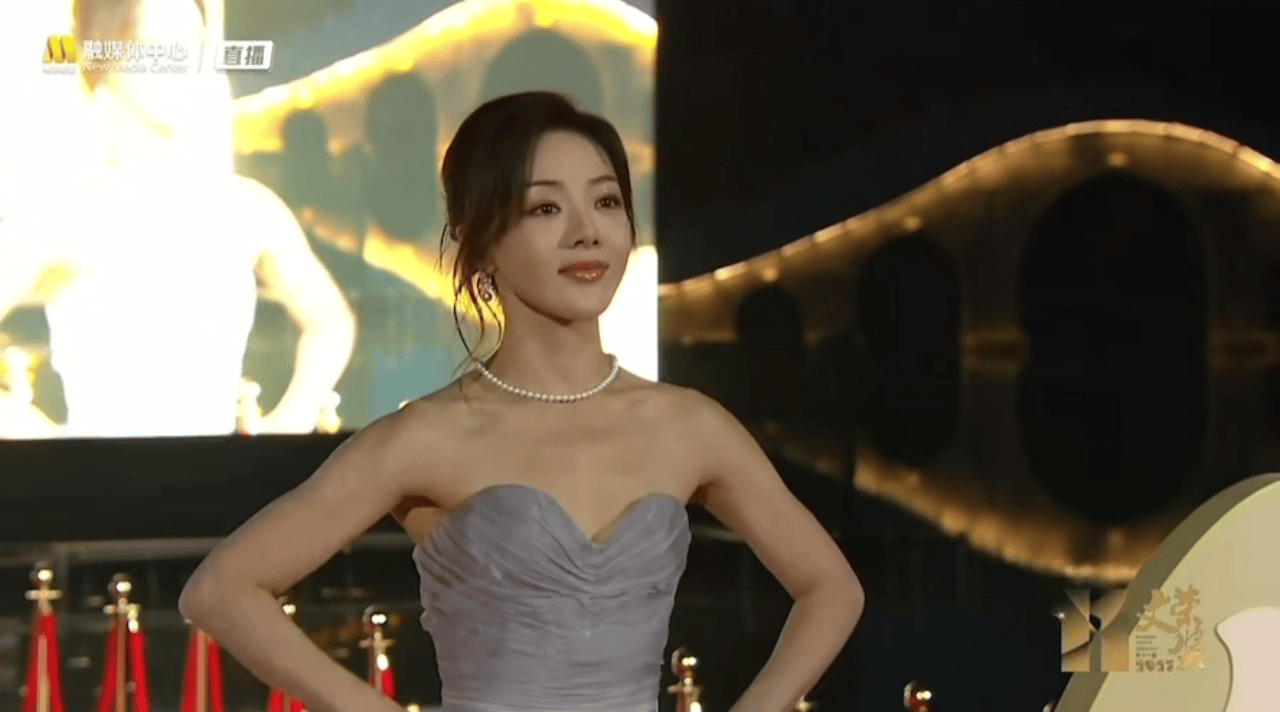 邓家佳最近的衣橱我好爱邓家佳，一朵绿野里盛放的鸢尾花。​​​