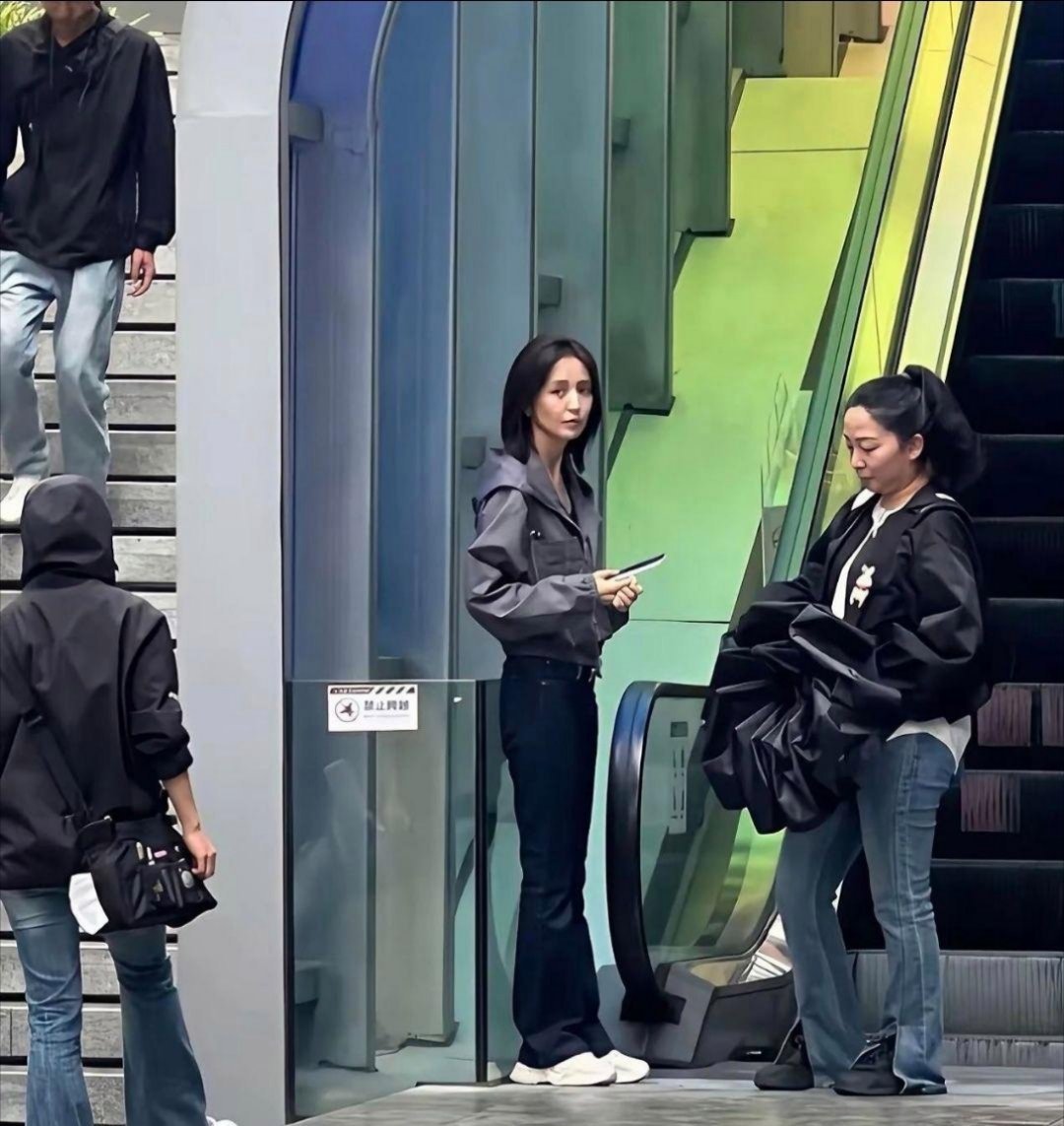 惊呆了，电视上那么好看，真人皮包骨了