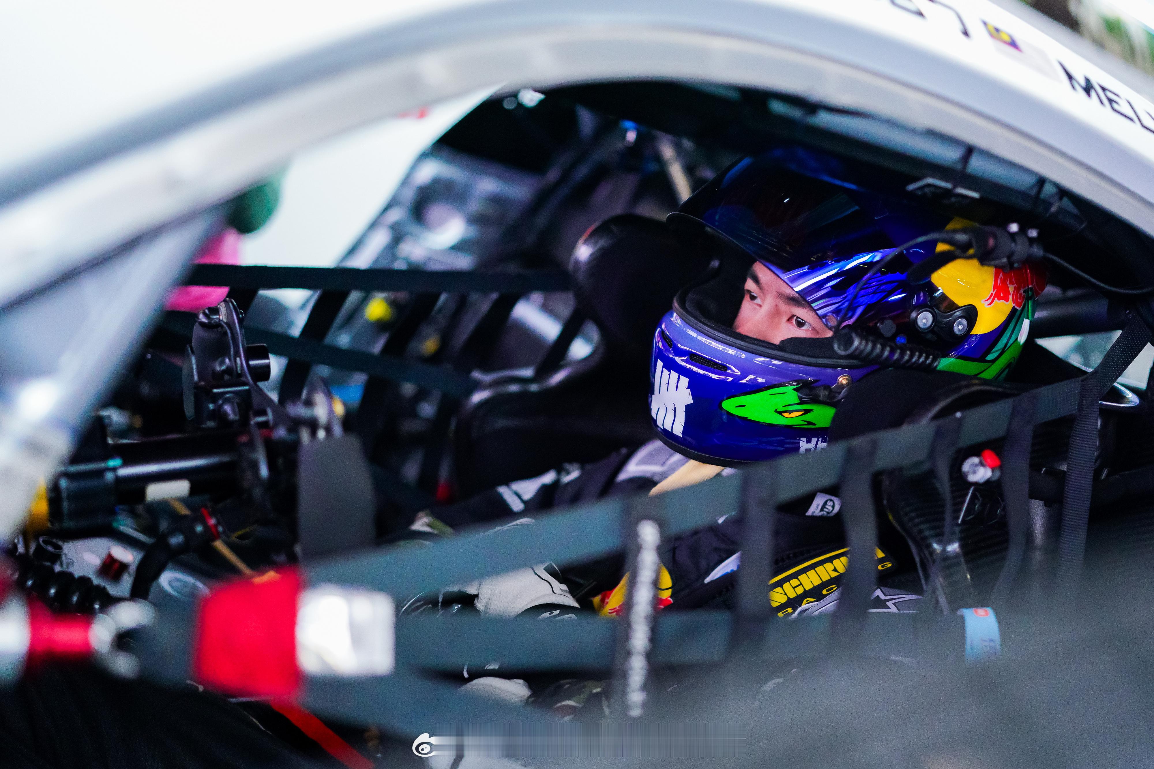 据说这就是某部电影的原型？Anyway王一博最牛💚😎“让流量转化成正能量”