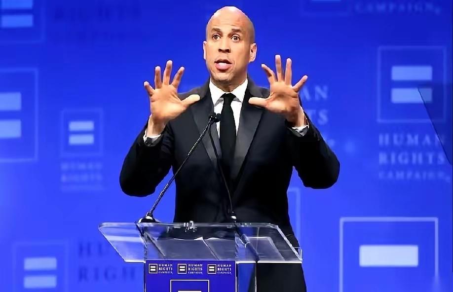 美国一个参议员，科里·布克，突然扔出一个重磅消息。他说，特朗普的“终结者”已经