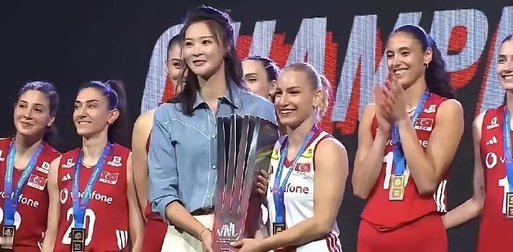 惠若琪为冠军颁奖🏆高光时刻昨晚，2026年世界女排联赛大幕落下，冠军