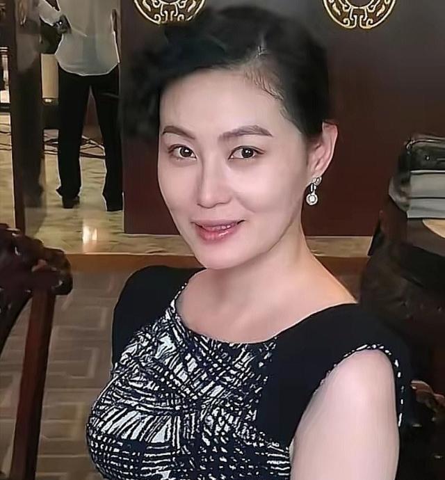 一次节目中，主持人问王思懿：“你演潘金莲的时候，你老公一点也不吃醋吗？”王思懿摇