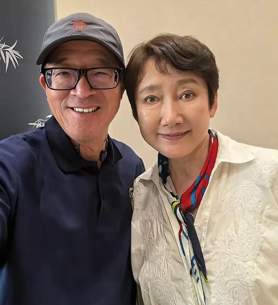 64岁成方圆罕见露面，不敢相信，老成这样了！不过，状态还好，自然老去的脸，比整容