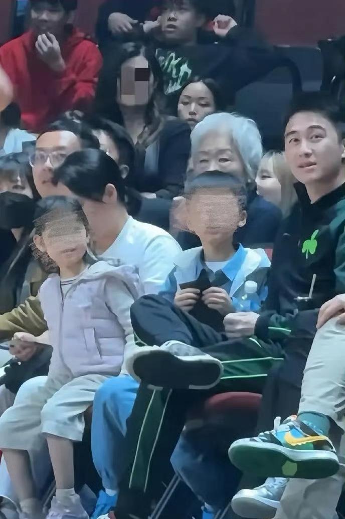 何猷君奚梦瑶打开手机一看，天塌了。前天何猷君自己一个人带两个孩子去看球，结果没