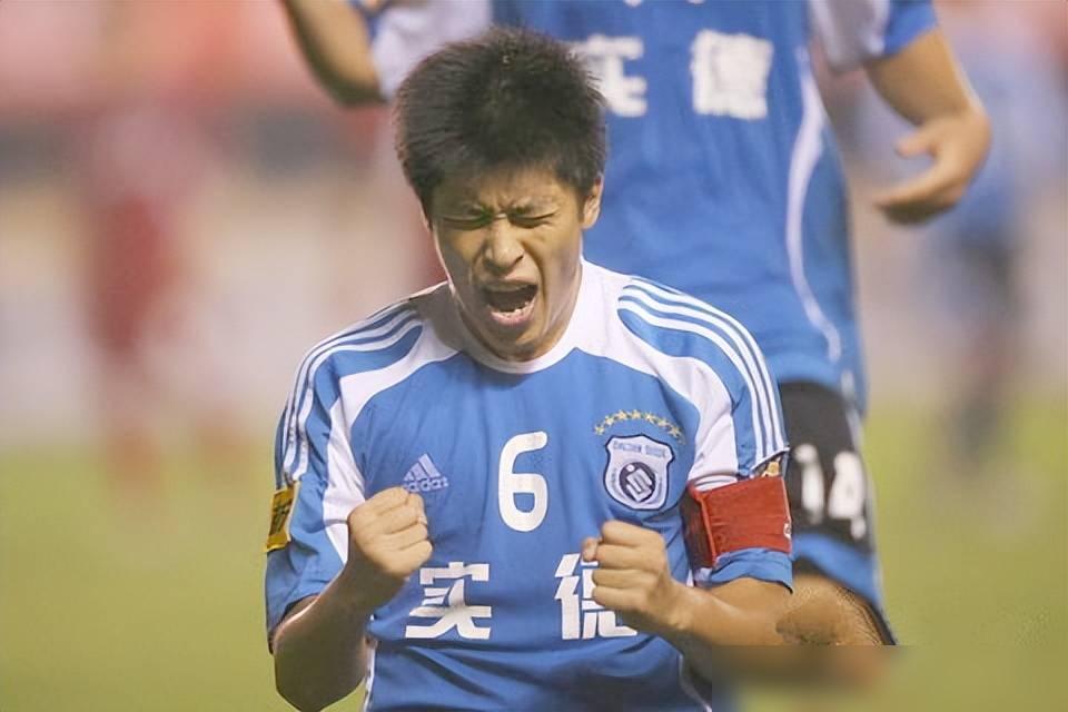 当年在日本踢A3联赛，为了给父亲挑一个随身听，张耀坤几乎跑遍了当地所有大型电器店