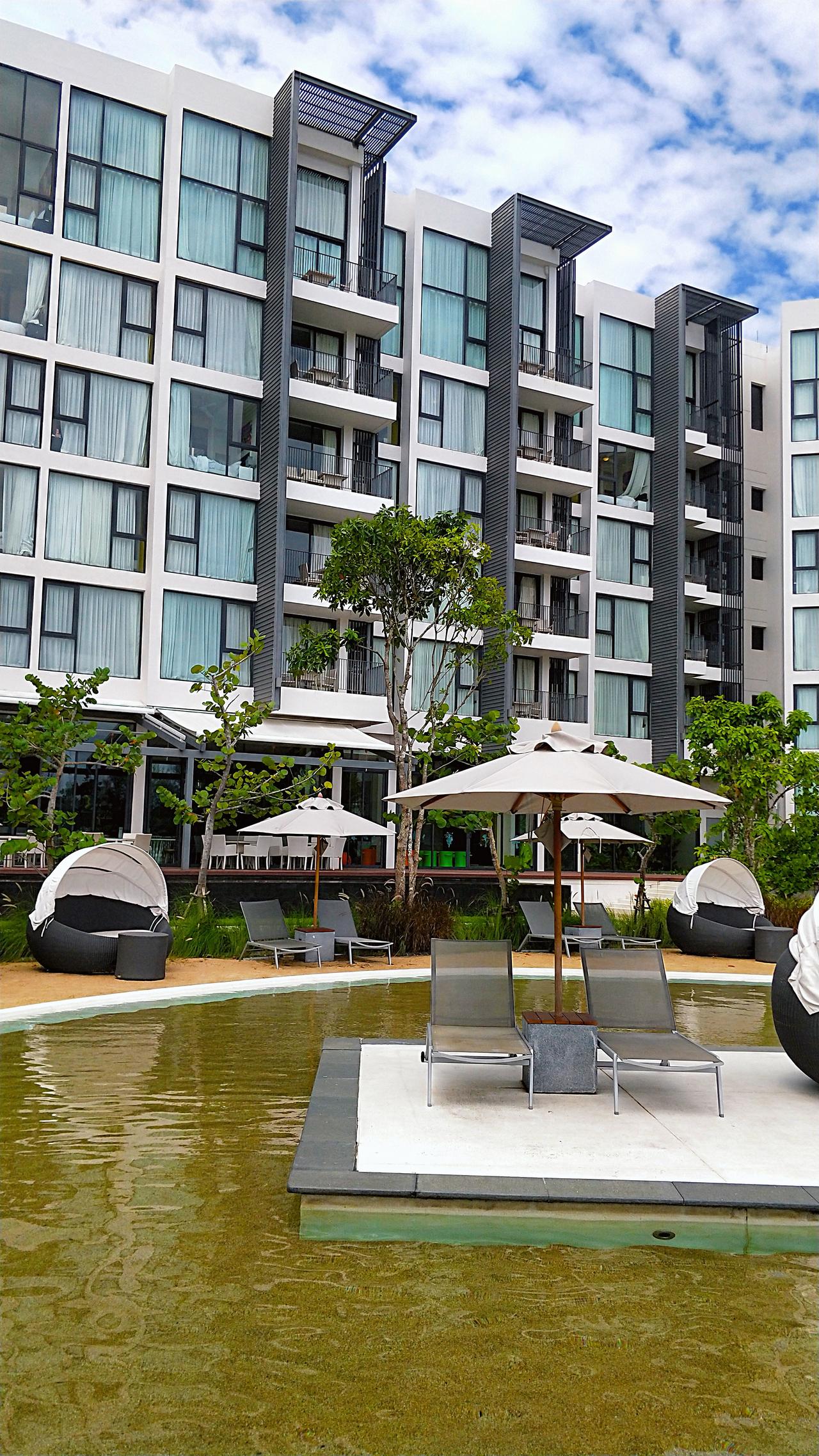 戏剧性的一幕来了，小德派格林兰岛的13人，加上后来增派的2名专家，仅仅停留44小