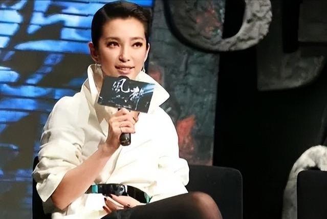 1999年，42岁的地产富商石涛看上了李冰冰。为了抱得美人归，石涛送上30多万的
