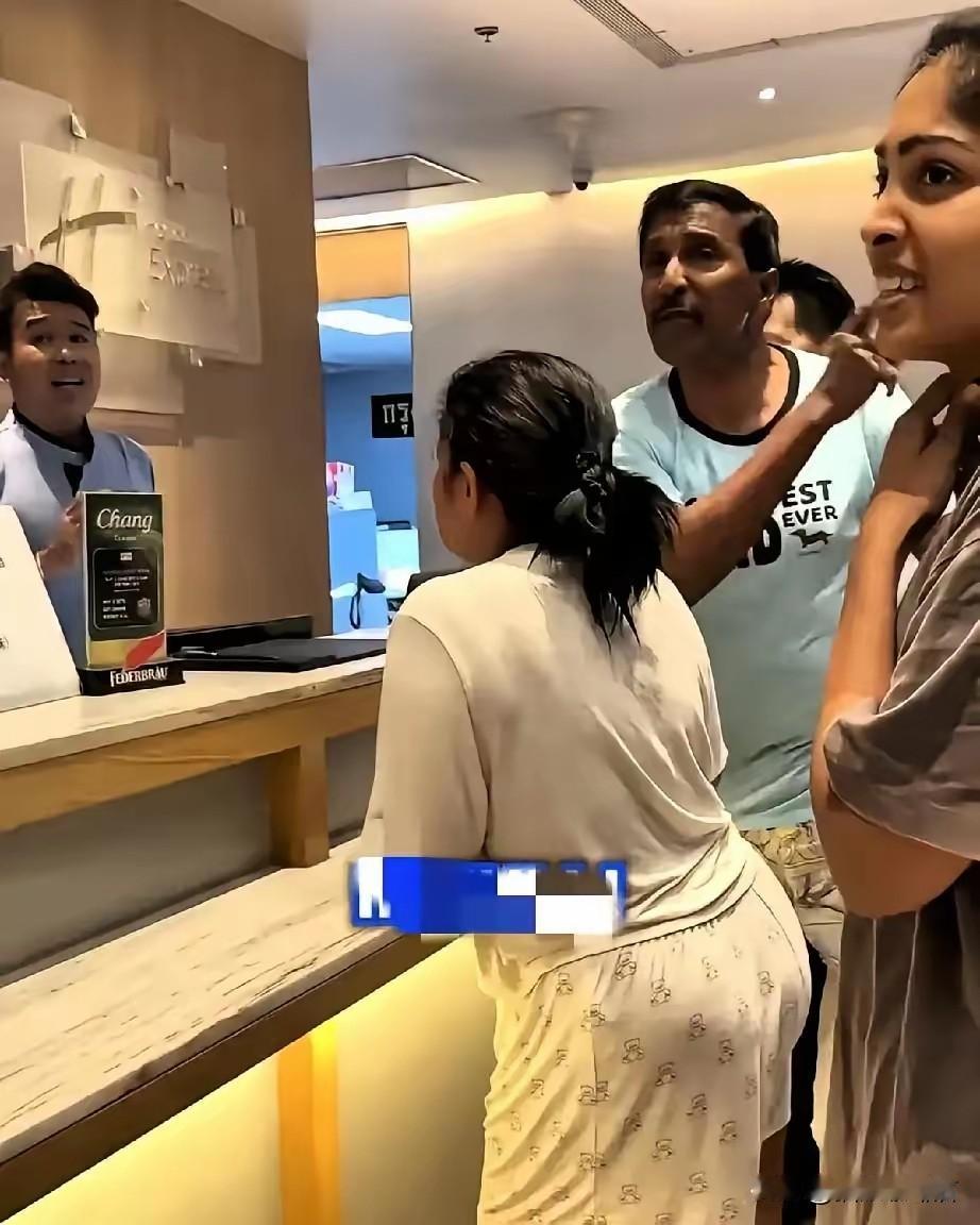 那几个印度游客在上海酒店前台闹的事，说白了就是把印度那套烂规矩搬到中国来显摆，结