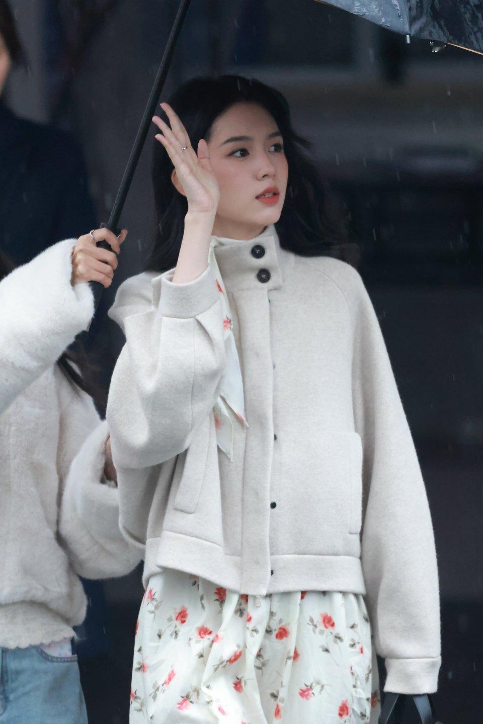 周也hi6上班了给晓兰妈咪撑伞的工作我想竞聘一下