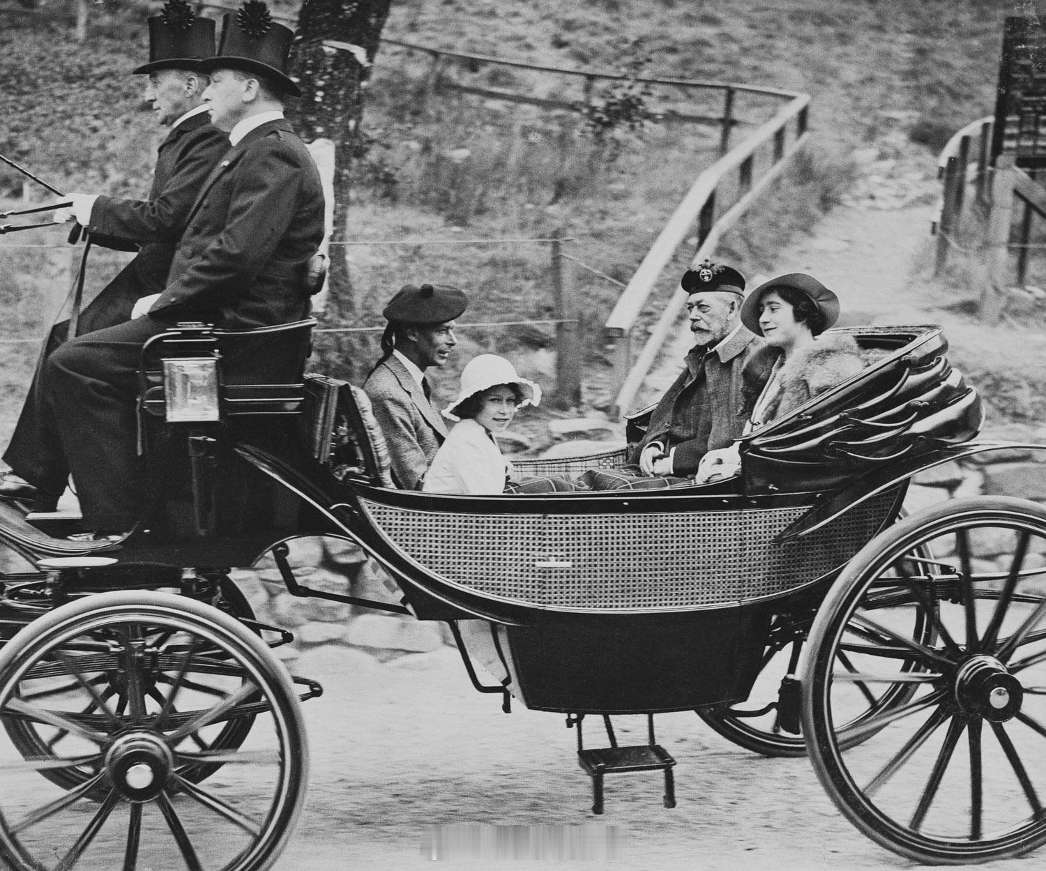 英国王室1935年，乔治五世和他的儿子儿媳约克公爵夫妇以及孙女约克伊丽莎白公