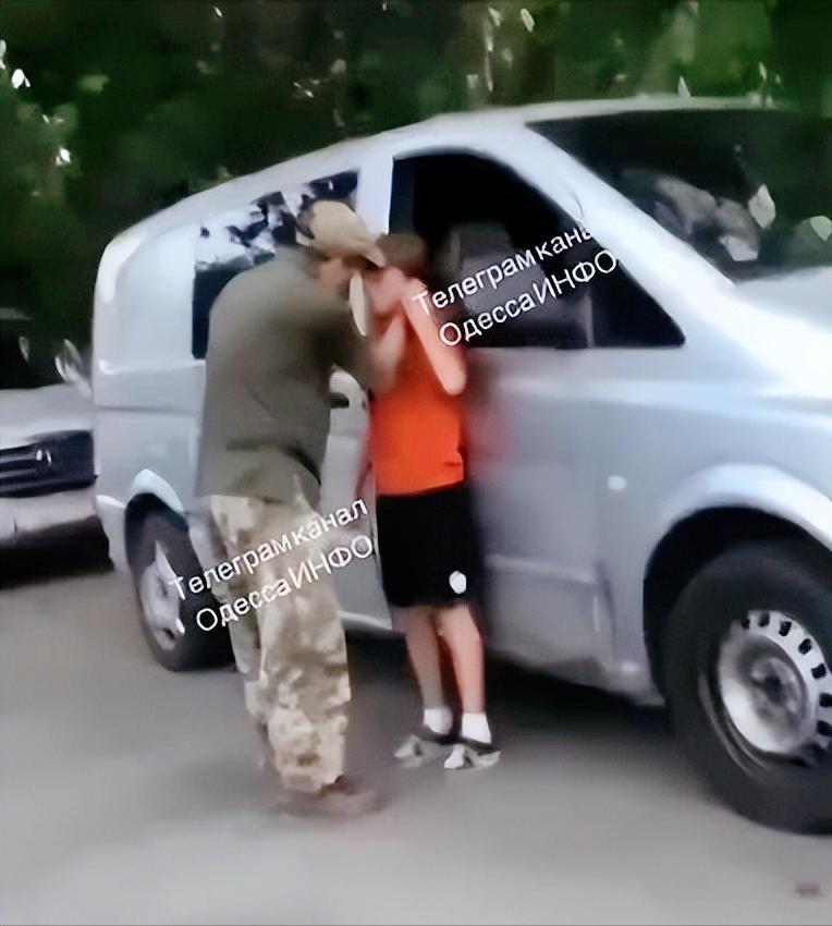 敖德萨，乌克兰征兵办的一名军官抓住了一名穿红衣服的男孩，扇了他一顿耳光，此情景被
