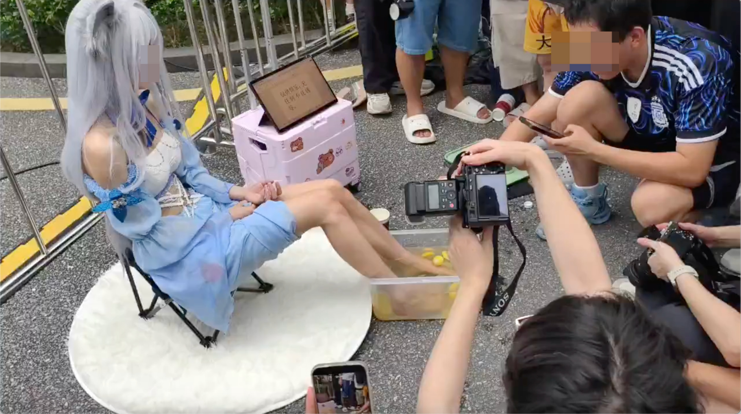 近日，有网友发布视频称，国内某漫展上有Coser现场制作“洗脚柠檬水”，相关画面