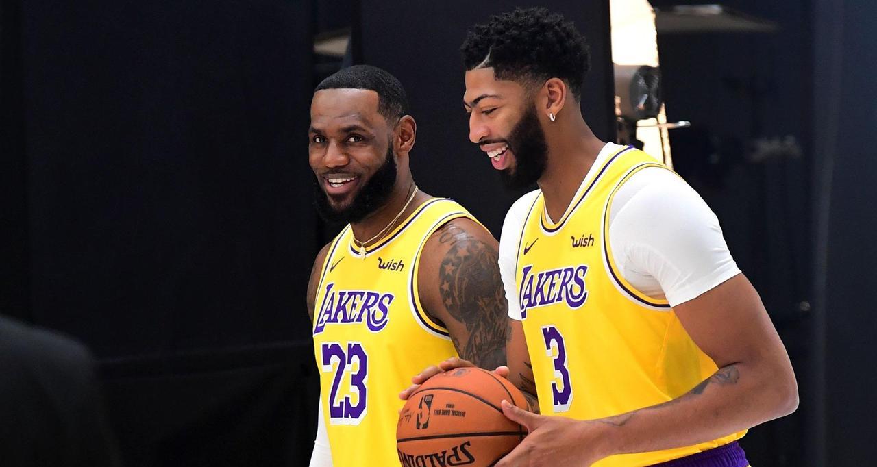 别看詹姆斯已经41岁高龄了，但是他仍然是NBA联盟当中最具影响力的超级巨星，他的