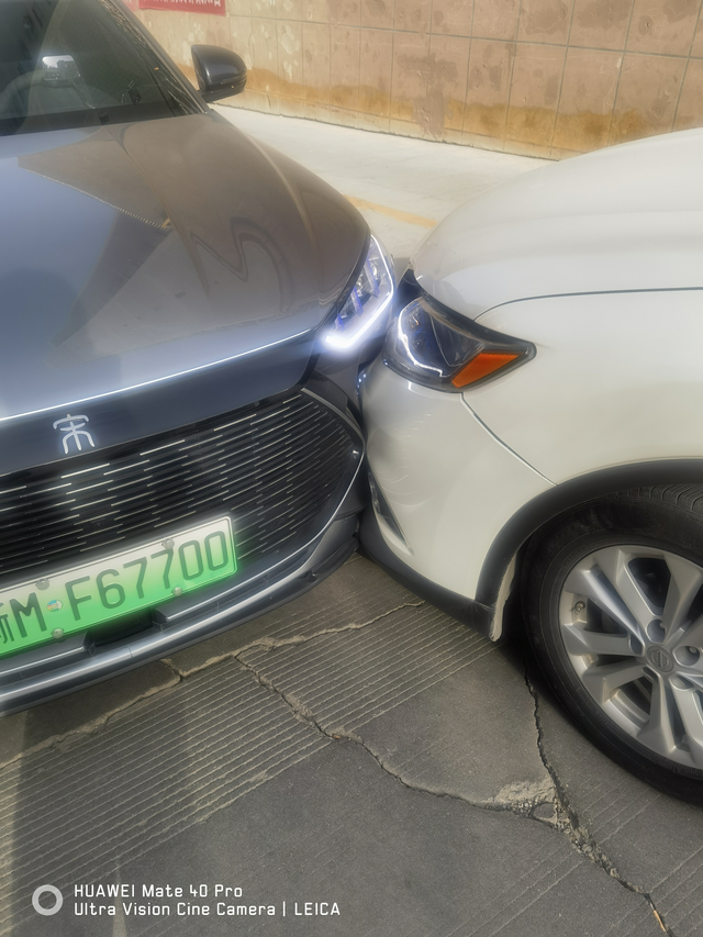 碰撞实测比亚迪大灯是真的硬出小区路口与日产激烈热吻…对方女车主主动报了保险…所