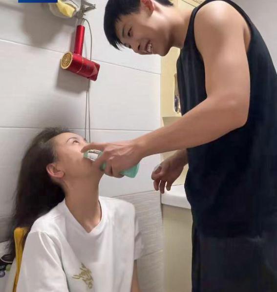 “你是儿子，就算她是你妈，也不能给她穿衣洗澡啊！”2023年，陕西宝鸡，00后男