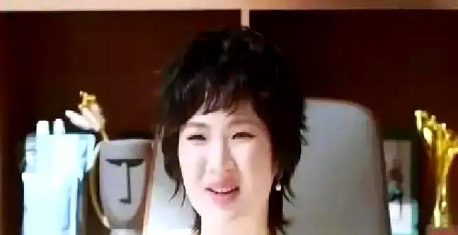 姚安娜这事儿，点醒了好多人。拍戏时她把自己120万的百达翡丽递给道具组，说刮