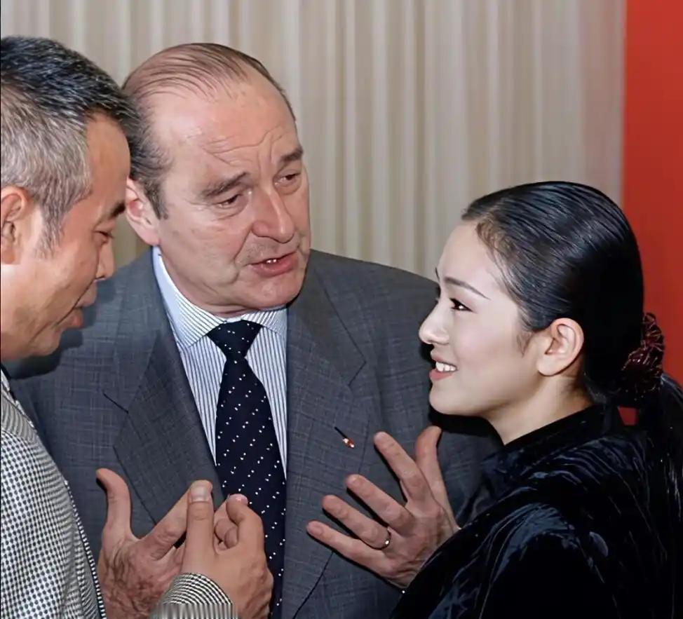 当年巩俐在戛纳红毯上大放异彩，却突然被法国总统希拉克当众一把紧紧搂住，不是客套握