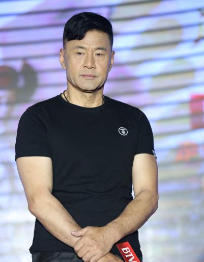 于荣光怎么也想不通，结婚35年，钱他赚、饭他做，自己几乎没有任何绯闻，对妻子