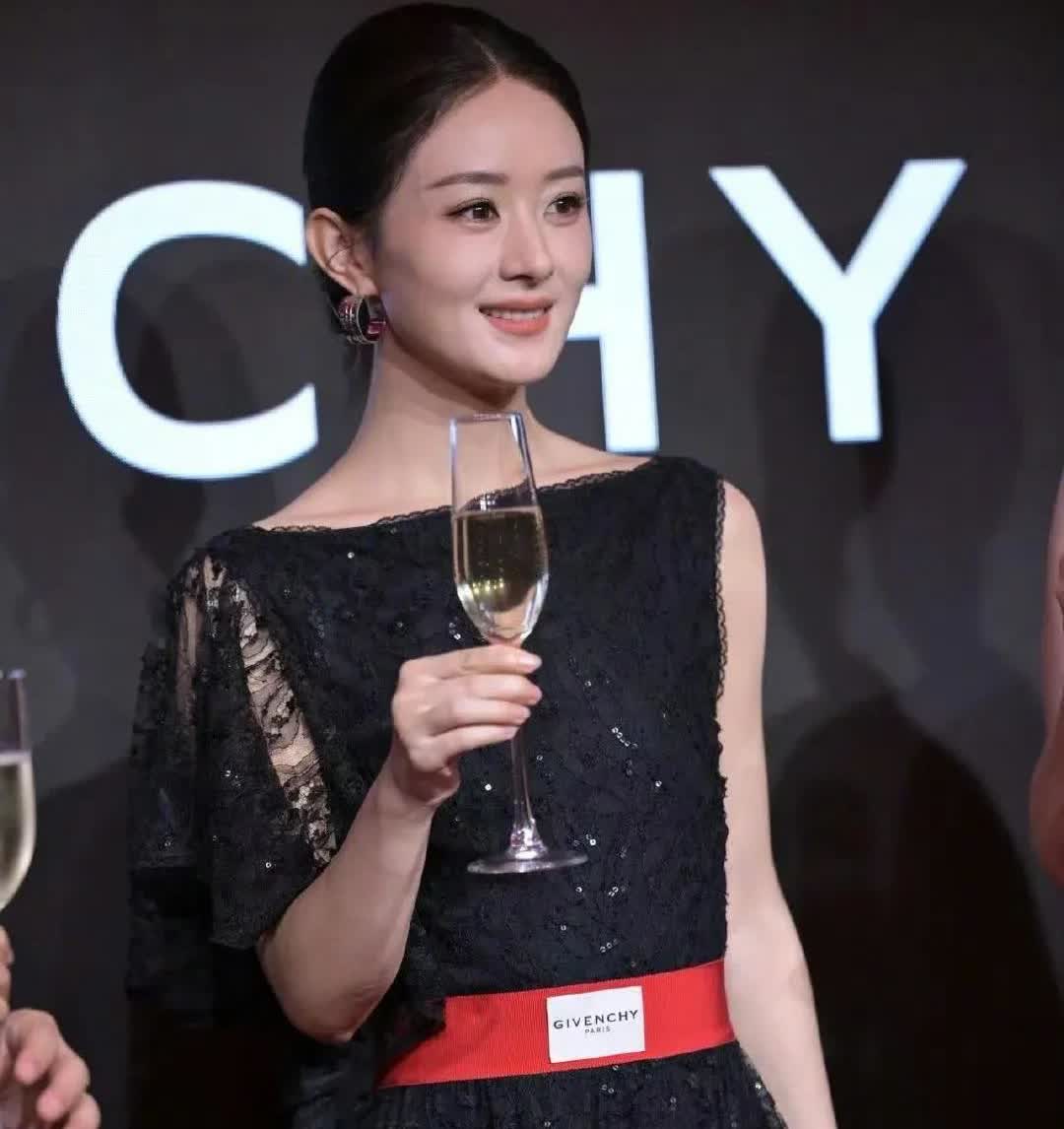 真是不查不知道一查万万没想到赵丽颖最近让不少人大吃一惊，先是演了电影《酱