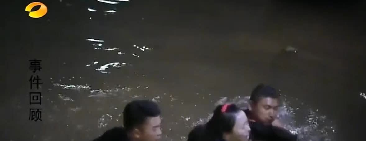 浙江杭州，3名男子凌晨发现一女子落水，他们二话不说，脱了衣服就跳进河里救人，事后