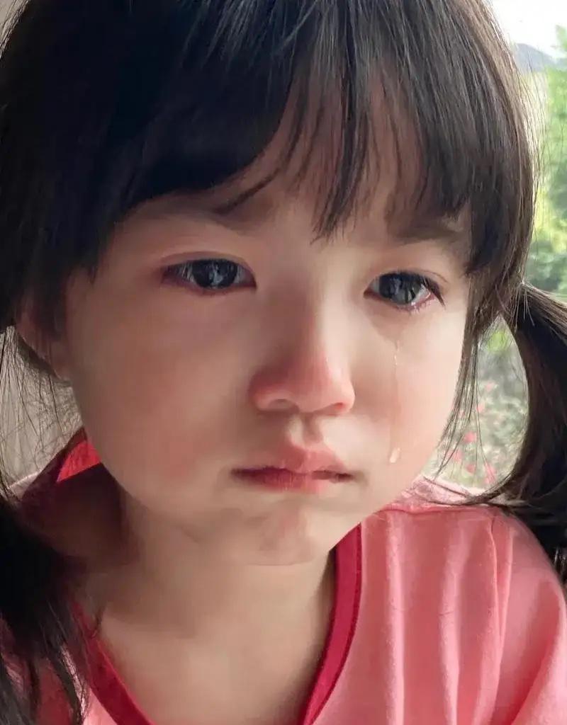 浙江温州一个班主任正在办公室批评一个女孩。她问：“你妈妈是做什么工作的？”女孩回