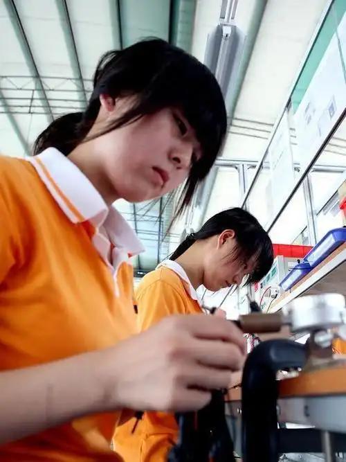 每年高考前后，网上都会吵一个问题:读书到底有没有用？不上大学能不能赚到钱？