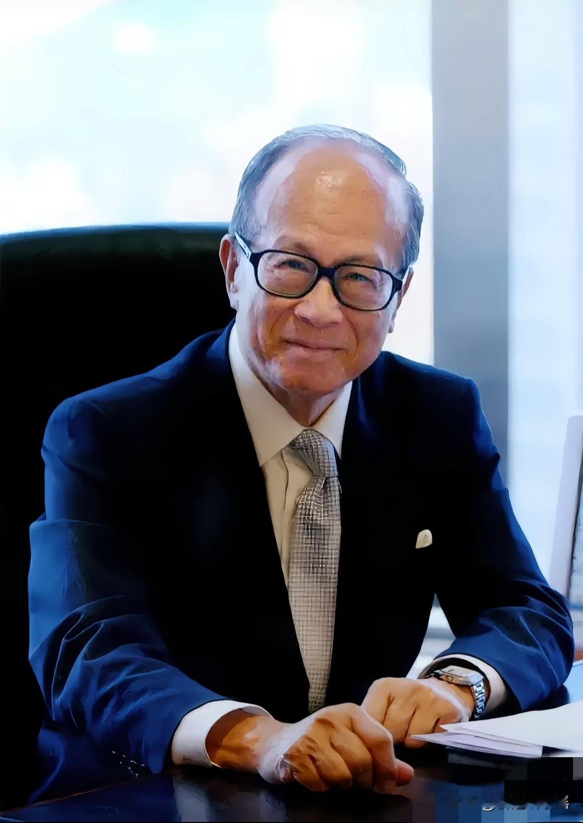 李嘉诚果断大规模抛售英国资产，可能是已经嗅到了不同寻常的危机感！据每日经济新闻2