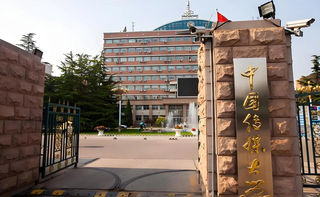 中国传媒大学今年宣布停招十六个专业，其中直接涉及到该校的王牌专业——漫画专业，突