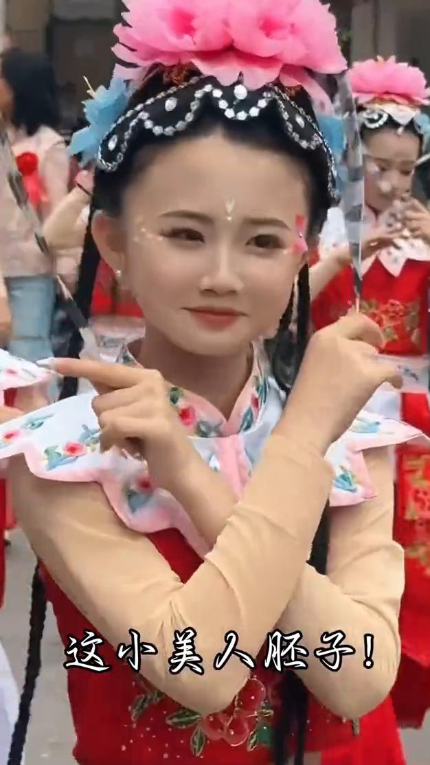 这小美人胚子。