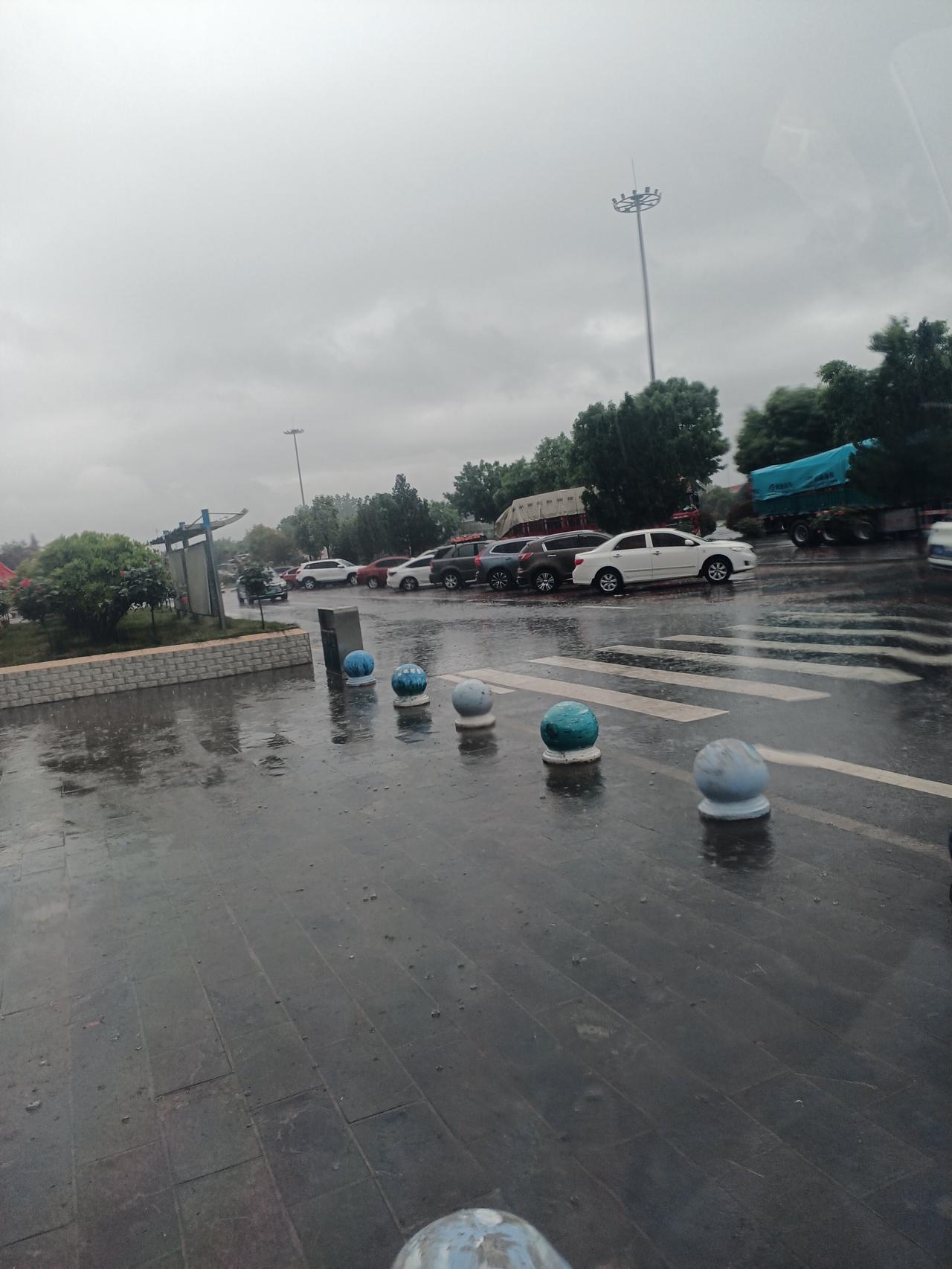 湿与远方。今天本来想去黄陵县看黄帝陵，昨天驻车咸阳附近的武功服务区，