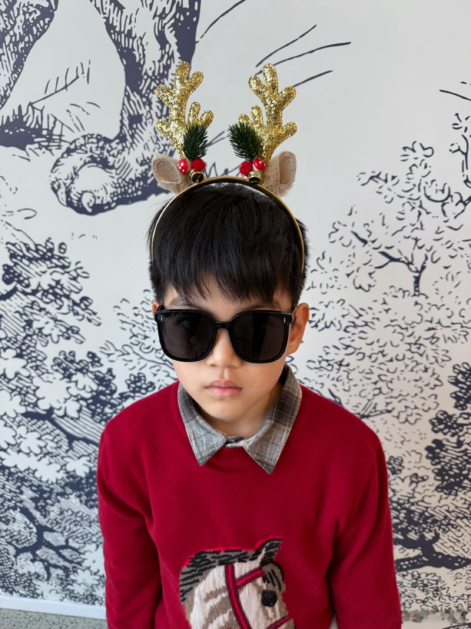 陈妍希圣诞晒照分享和儿子的相处日常，感觉好幸福，原来幸福和爱真的会从眼里流出来。